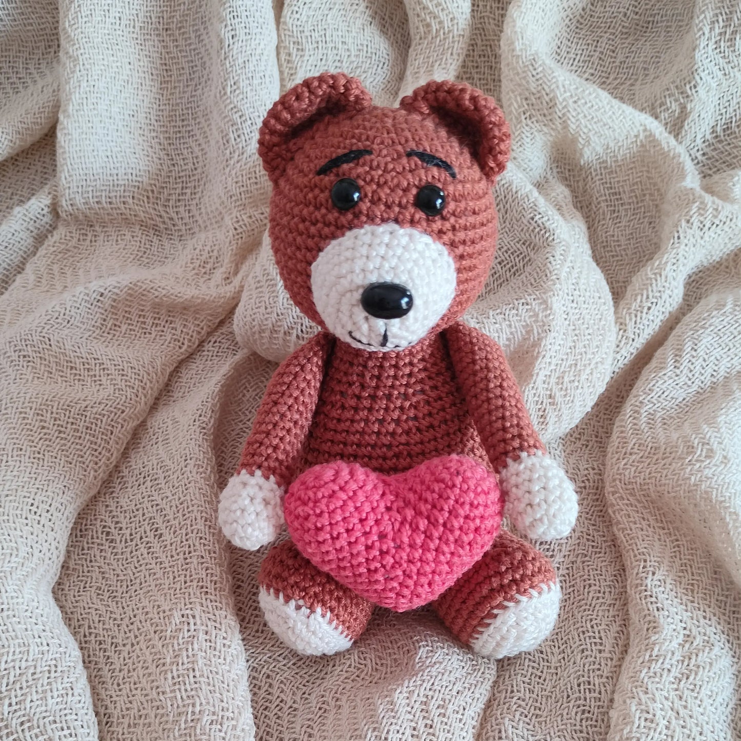 Horgolt maci figura szívvel – DIY horgoló készlet