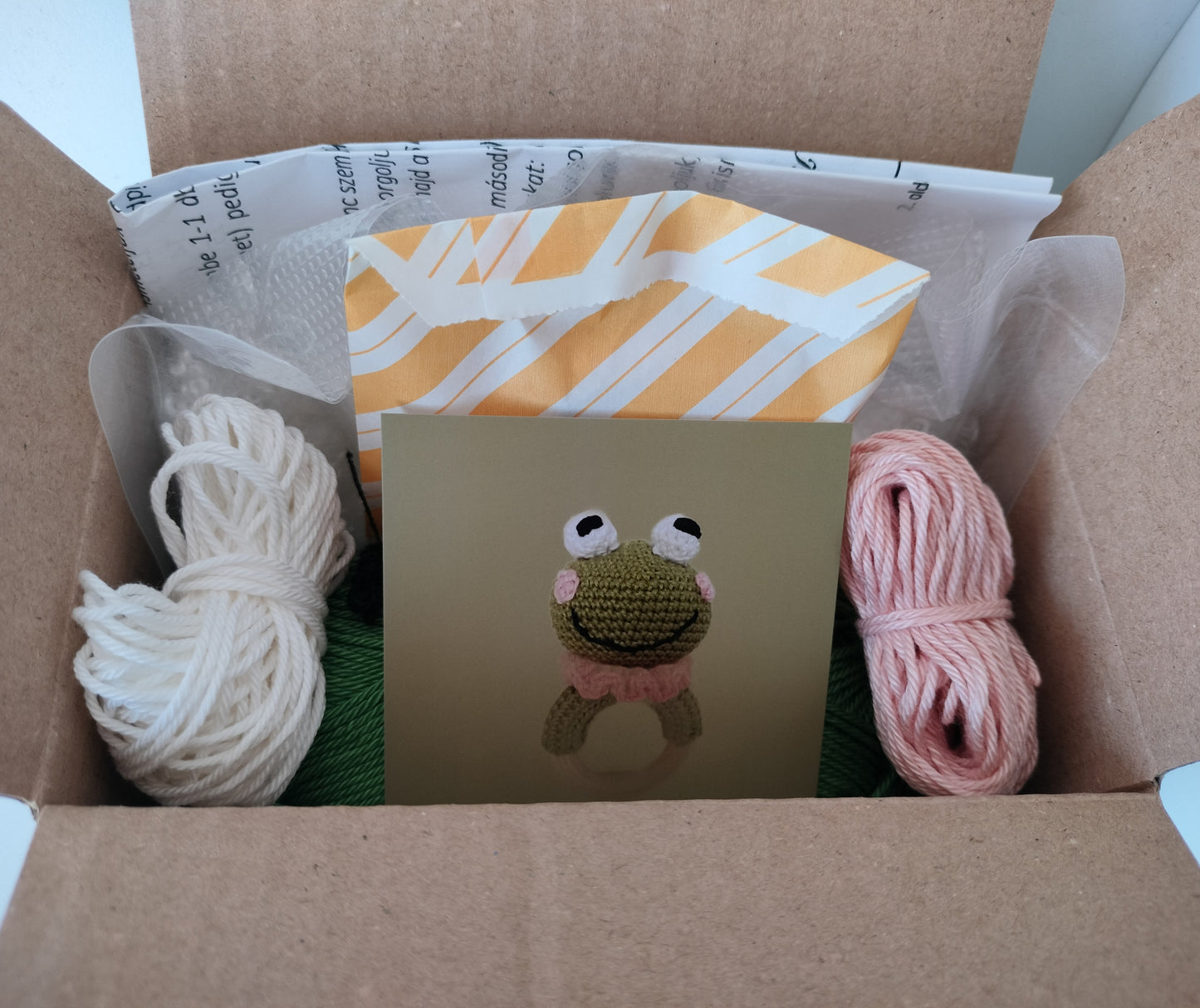 horgolt zöld békás csörgő amigurumi készlet tartalma