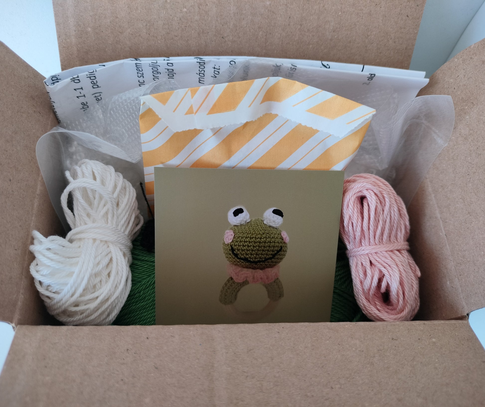 horgolt zöld békás csörgő amigurumi készlet tartalma