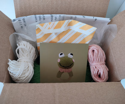 horgolt zöld békás csörgő amigurumi készlet tartalma