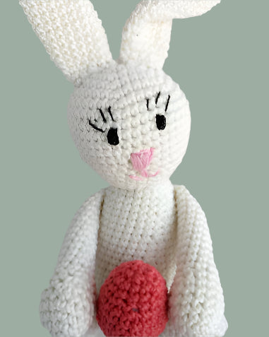 Horgolt fehér nyuszi piros tojással