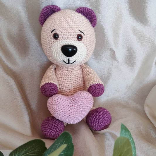 DIY macis amigurumi horgoló készlet - VALENTINA, rózsaszín maci szívvel