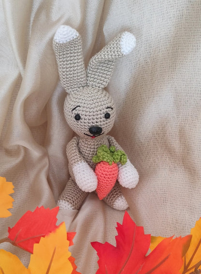 KreaTime DIY nyuszis amigurumi horgoló készlet, Rudi nyuszi répával, részletesen megmutatva a horgolási folyamatot és a filc figurát.