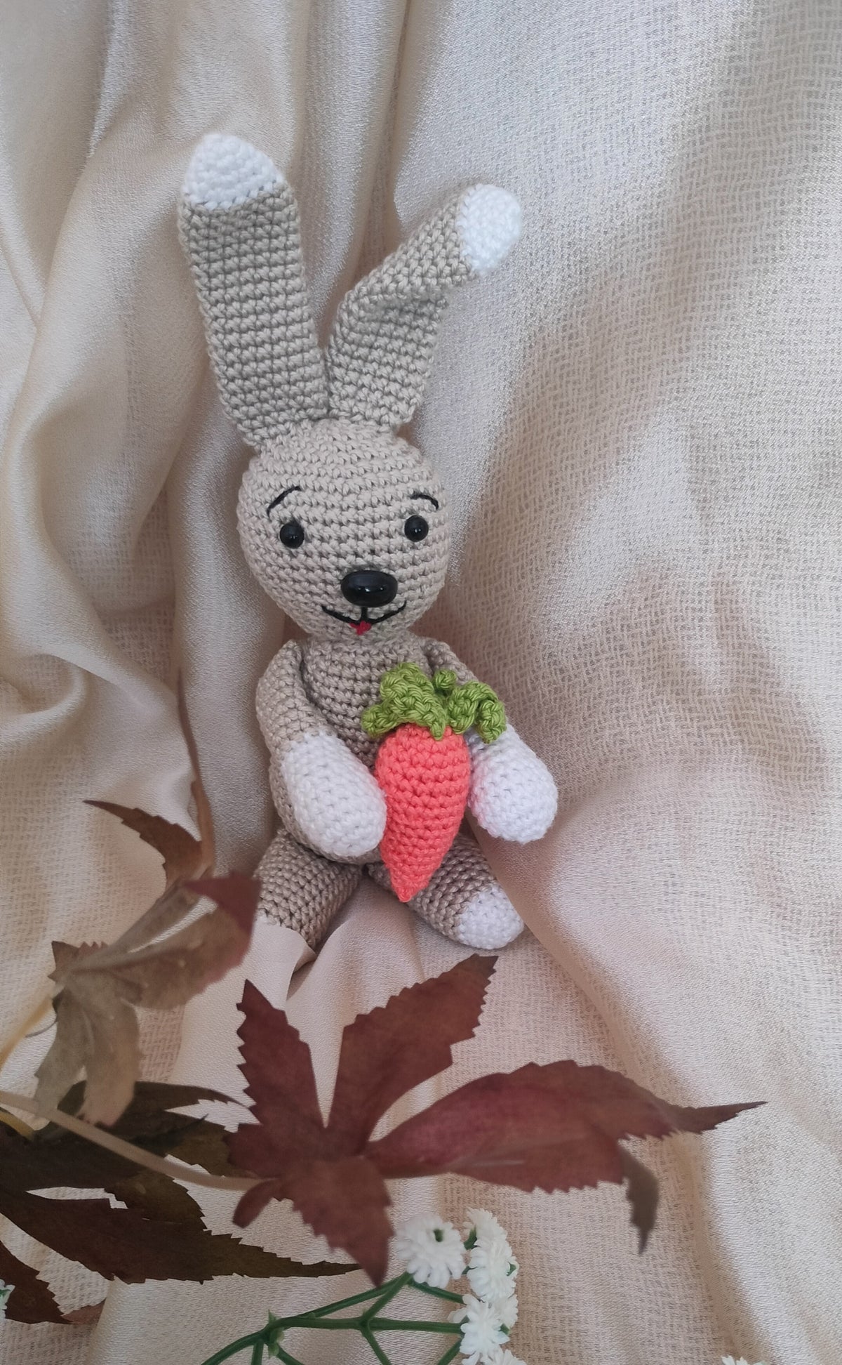 KreaTime DIY nyuszi amigurumi horgoló készlet, Rudi nyuszi répával, horgolási csomag gyermekeknek és kezdőknek