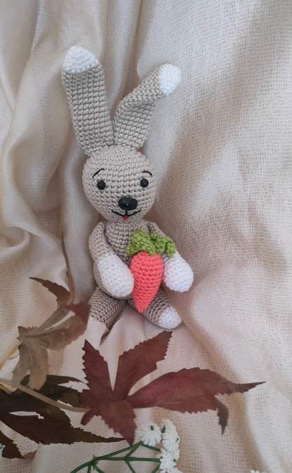 KreaTime DIY nyuszi amigurumi horgoló készlet, Rudi nyuszi répával, horgolási csomag gyermekeknek és kezdőknek