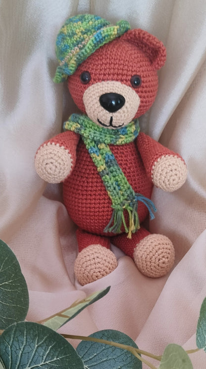 KreaTime DIY macis amigurumi horgoló készlet, Marci maci sapkával és sállal, kézi horgolás, színes fonalakból készült figurák.