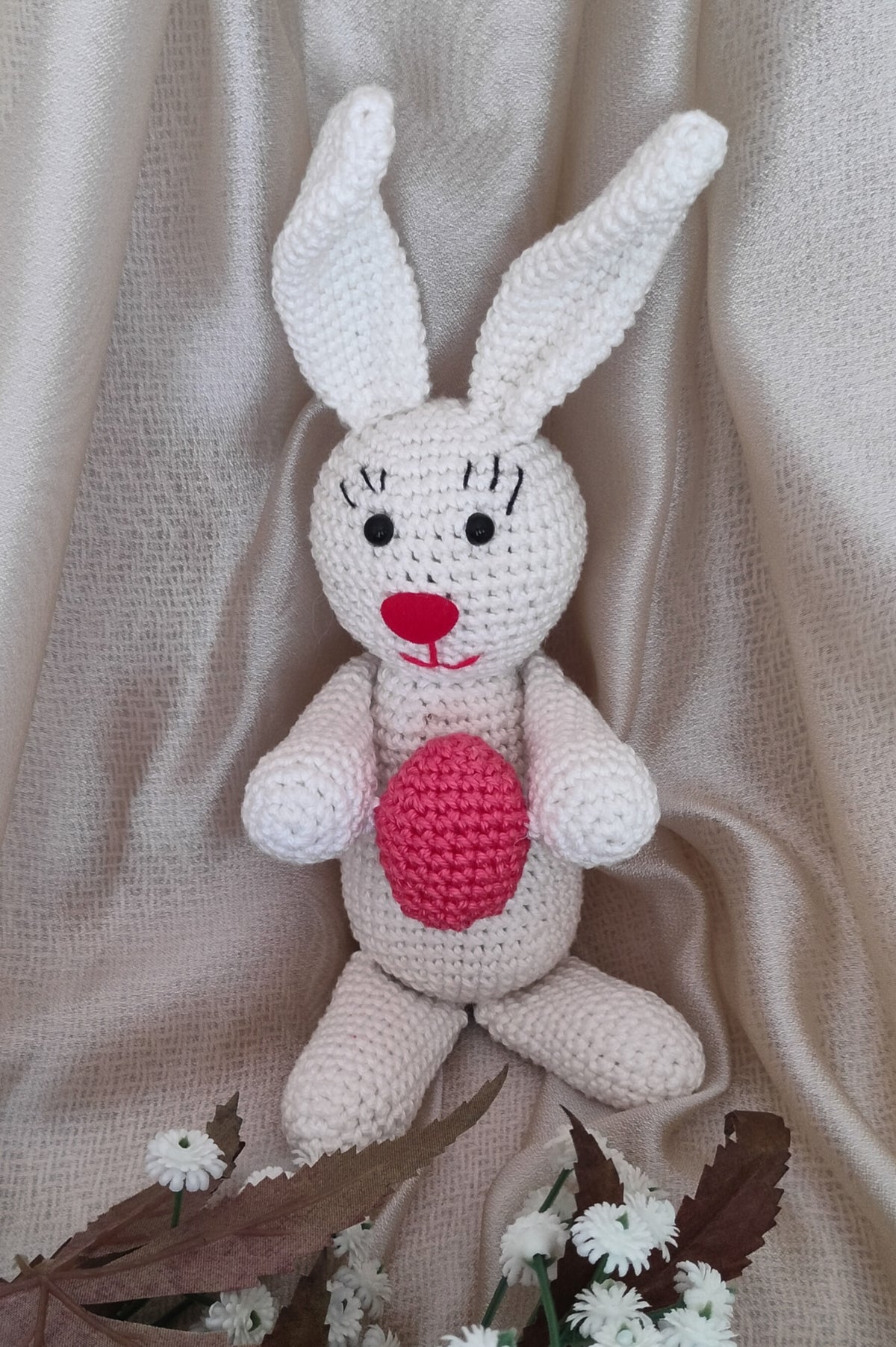 KreaTime DIY nyuszis amigurumi horgoló készlet, Sári nyuszi piros tojással, horgolásához szükséges amigurumi csomag.