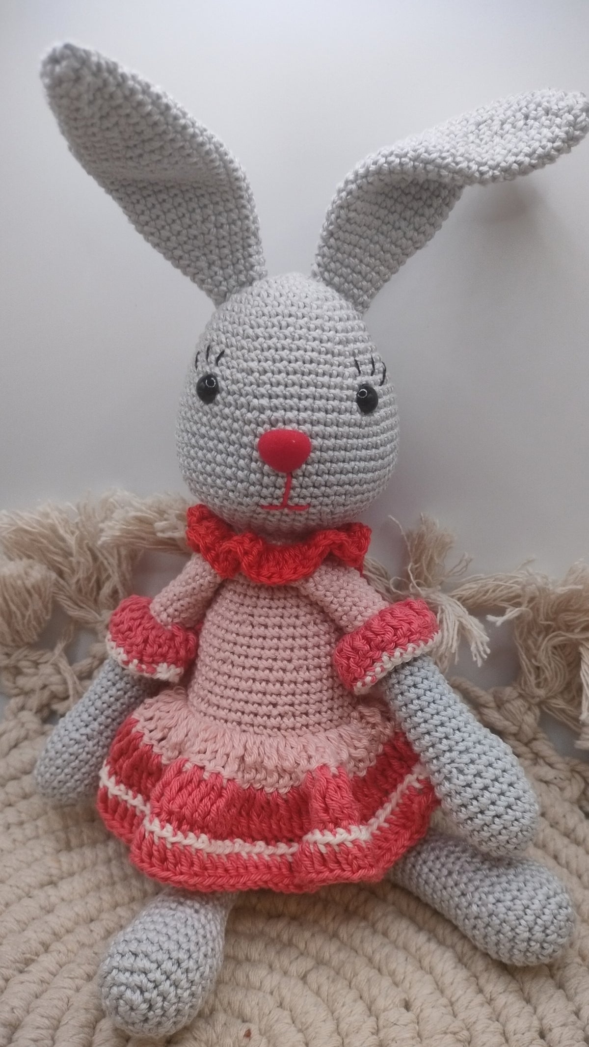 KreaTime DIY nyuszis amigurumi horgoló készlet, rózsaszín nyuszi figura, horgoló csomag kézzel készített játékhoz vagy díszhez.
