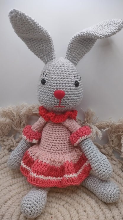 KreaTime DIY nyuszis amigurumi horgoló készlet, rózsaszín nyuszi figura, horgoló csomag kézzel készített játékhoz vagy díszhez.