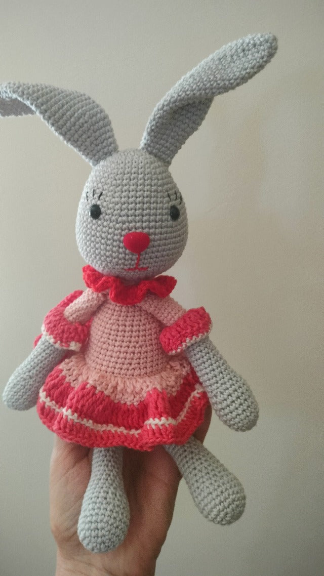 KreaTime DIY nyuszis amigurumi horgoló készlet, rózsaszín ruhás Saci nyuszi figurával, horgolási csomag képen.