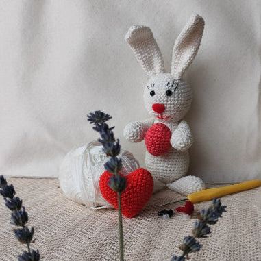 Sari_nyuszi_piros_tojasal_amigurumi_keszlet