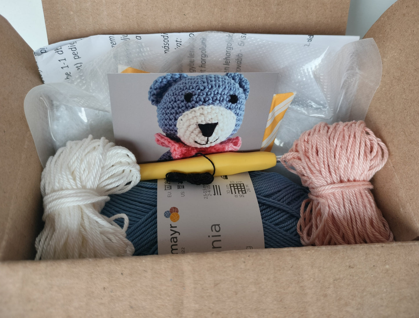 Horgolt kék macis csörgő készlet tartalma