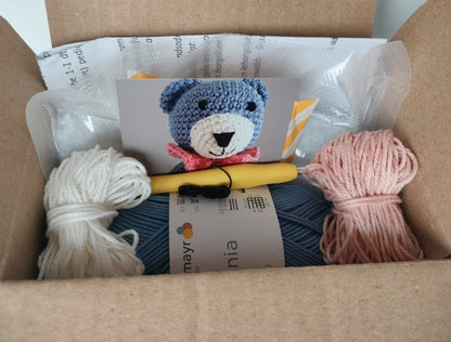 Horgolt kék macis csörgő készlet tartalma