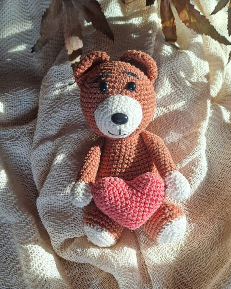 horgoló csomag barna maci piros szívvel 