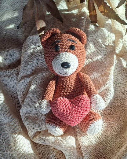 horgoló csomag barna maci piros szívvel 