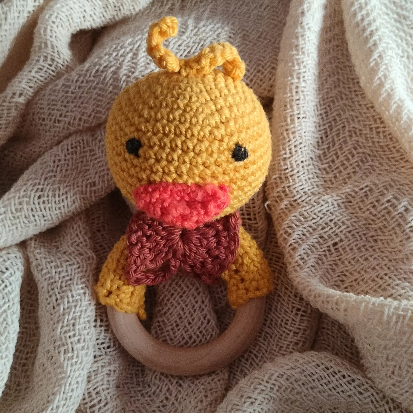 horgolt-sárga-kacsa-csörgő-készítő