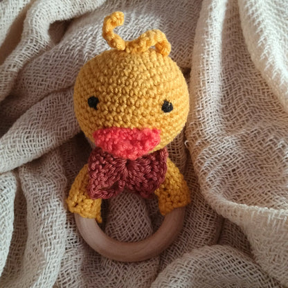 horgolt-sárga-kacsa-csörgő-készítő