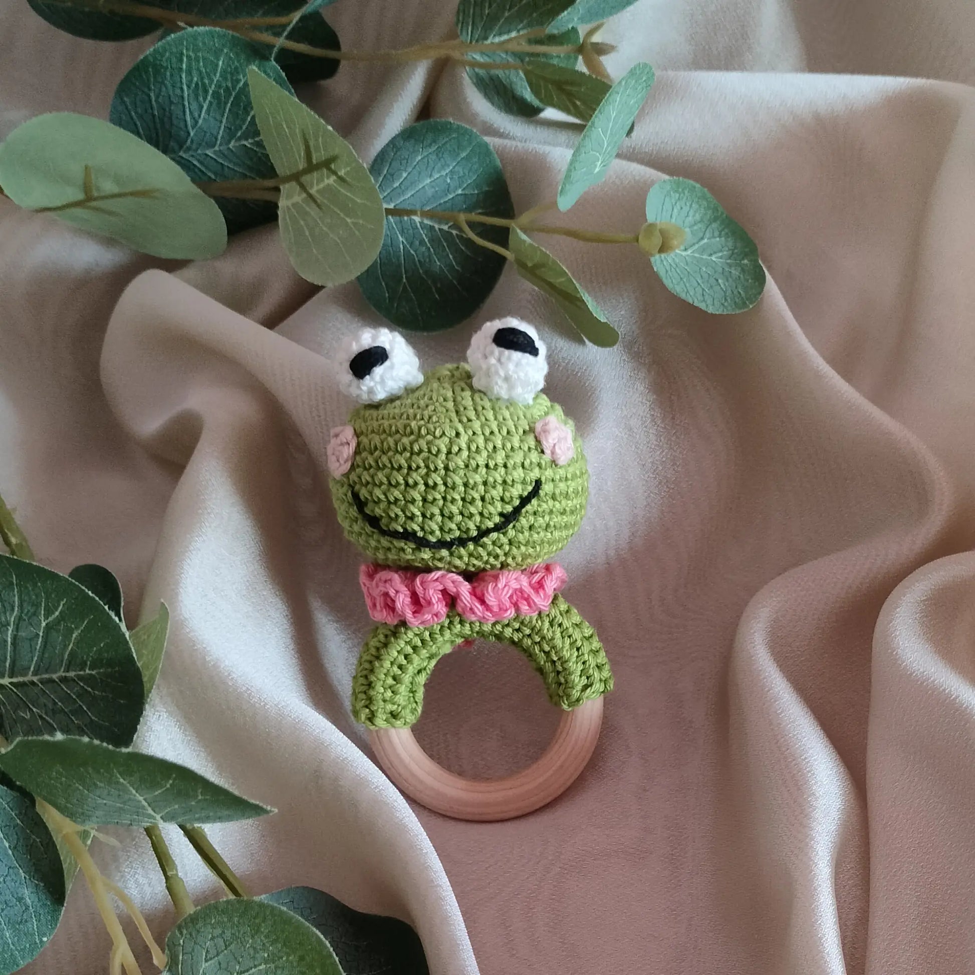 zöld békás horgolt csörgő amigurumi  készlet